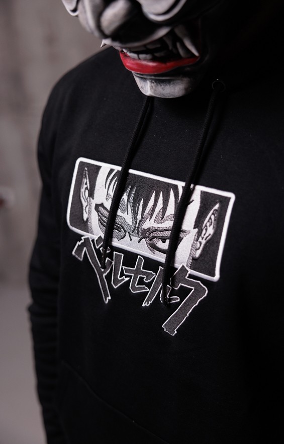 Thready model u duksu sa Guts motivom iz Berserk anime serijala