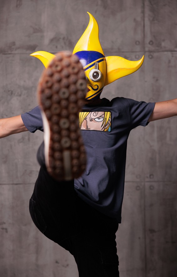 Thready model u majici sa Sanji motivom iz One Piece anime serijala