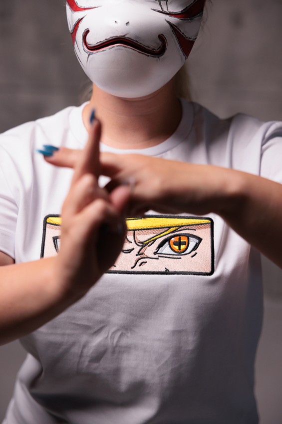 Thready model u majici sa Naruto motivom iz Naruto anime serijala