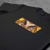 crna majica sa vezom inspirisana demon slayer anime serijalom, sa motivom kyojuro rengoku