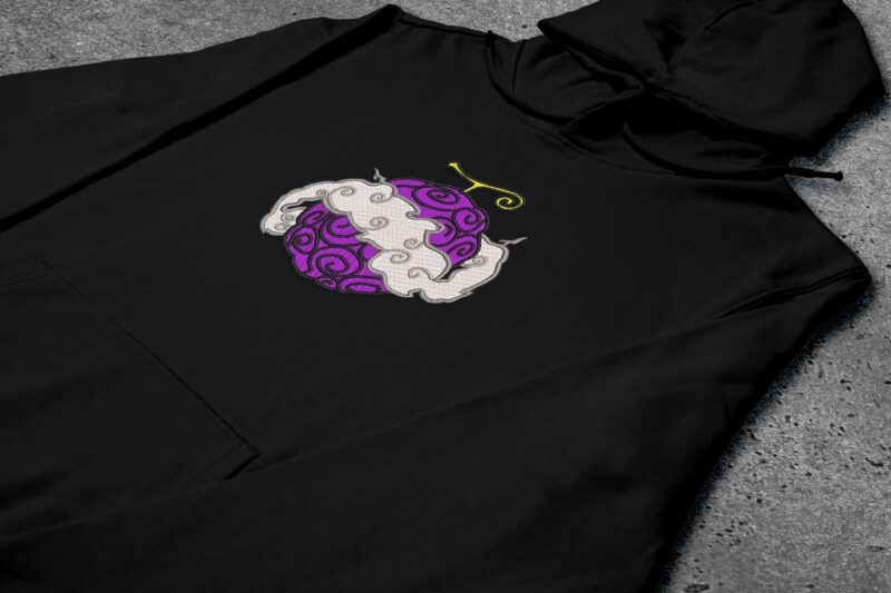 Crni duks sa vezom inspirisan One Piece anime serijalom, sa motivom Gear 5 Gum Gum Fruit