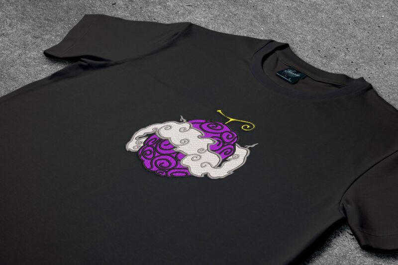 Crna majica sa vezom inspirisana One Piece anime serijalom, sa motivom Gear 5 Gum Gum Fruit