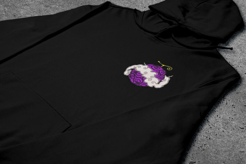 Crni duks sa vezom inspirisan One Piece anime serijalom, sa motivom Gear 5 Gum Gum Fruit