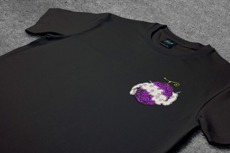 Crna majica sa vezom inspirisana One Piece anime serijalom, sa motivom Gear 5 Gum Gum Fruit