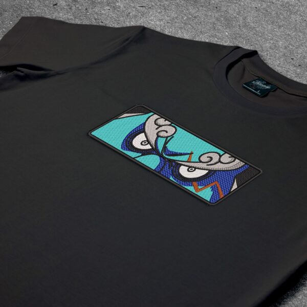 Crna majica sa vezom inspirisana One Piece anime serijalom, sa motivom Jinbe
