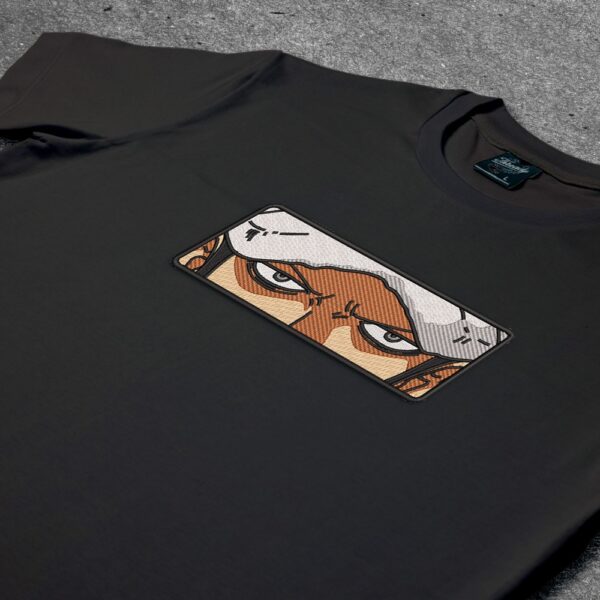 Crna majica sa vezom inspirisana One Piece anime serijalom, sa motivom Trafalgar D. Water Law
