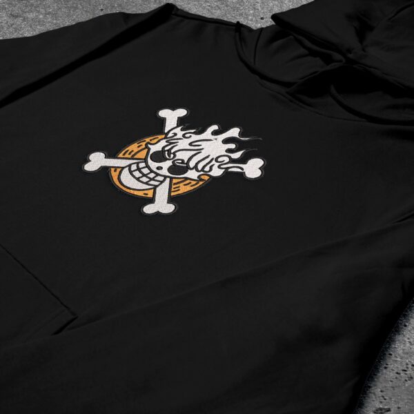 Crni duks sa vezom inspirisan One Piece anime serijalom, sa motivom Gear 5 Jolly Roger (veliki)