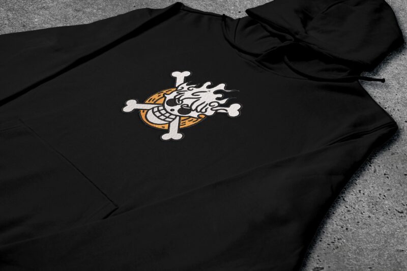 Crni duks sa vezom inspirisan One Piece anime serijalom, sa motivom Gear 5 Jolly Roger (veliki)