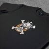 Crna majica sa vezom inspirisana One Piece anime serijalom, sa motivom Gear 5 Jolly Roger (veliki)