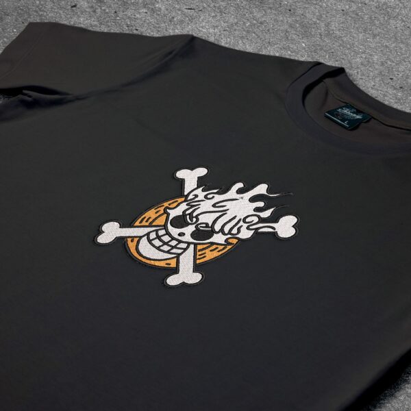 Crna majica sa vezom inspirisana One Piece anime serijalom, sa motivom Gear 5 Jolly Roger (veliki)