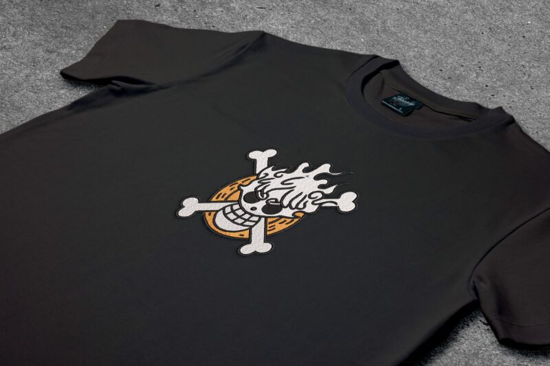 Crna majica sa vezom inspirisana One Piece anime serijalom, sa motivom Gear 5 Jolly Roger (veliki)