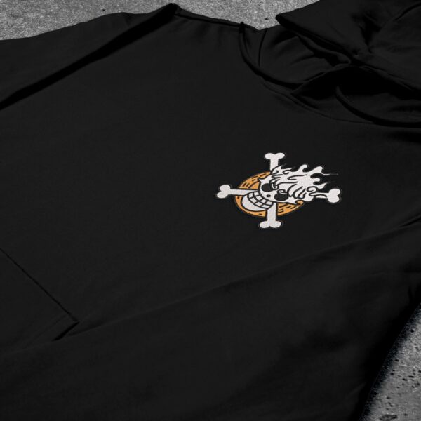 Crni duks sa vezom inspirisan One Piece anime serijalom, sa motivom Gear 5 Jolly Roger (mali)