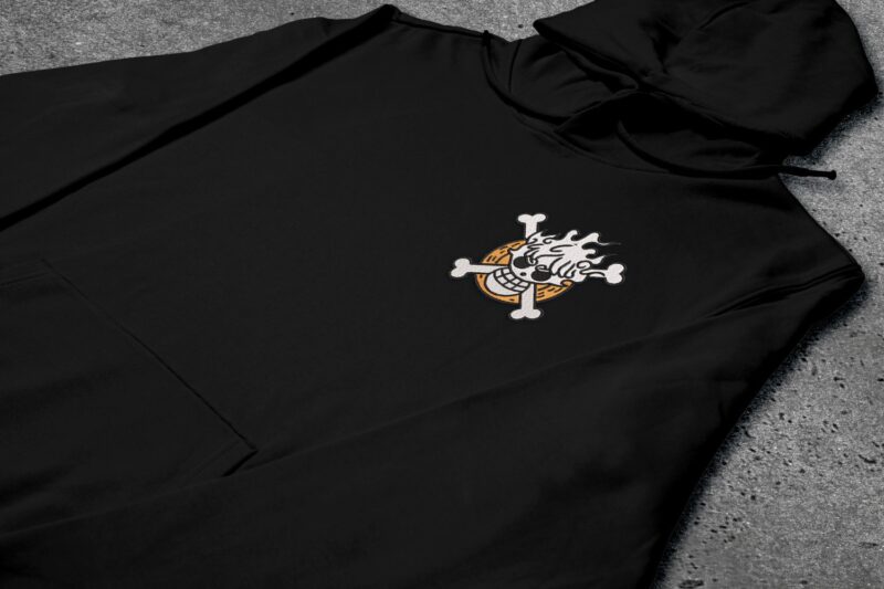 Crni duks sa vezom inspirisan One Piece anime serijalom, sa motivom Gear 5 Jolly Roger (mali)
