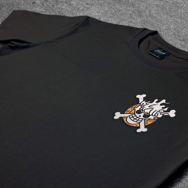 Crna majica sa vezom inspirisana One Piece anime serijalom, sa motivom Gear 5 Jolly Roger (mali)