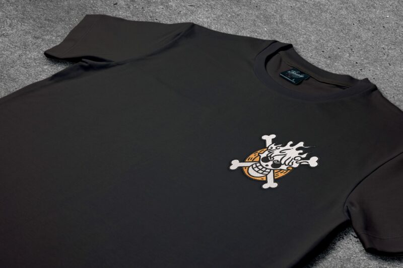 Crna majica sa vezom inspirisana One Piece anime serijalom, sa motivom Gear 5 Jolly Roger (mali)
