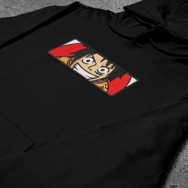 Crni duks sa vezom inspirisan One Piece anime serijalom, sa motivom Monkey D. Luffy