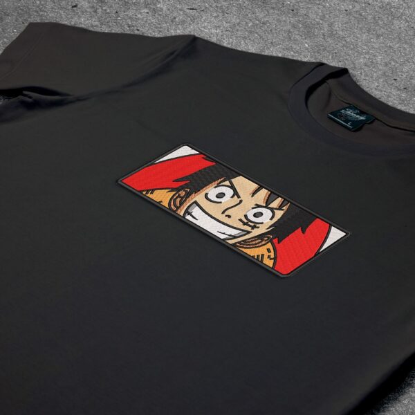 Crna majica sa vezom inspirisana One Piece anime serijalom, sa motivom Monkey D. Luffy