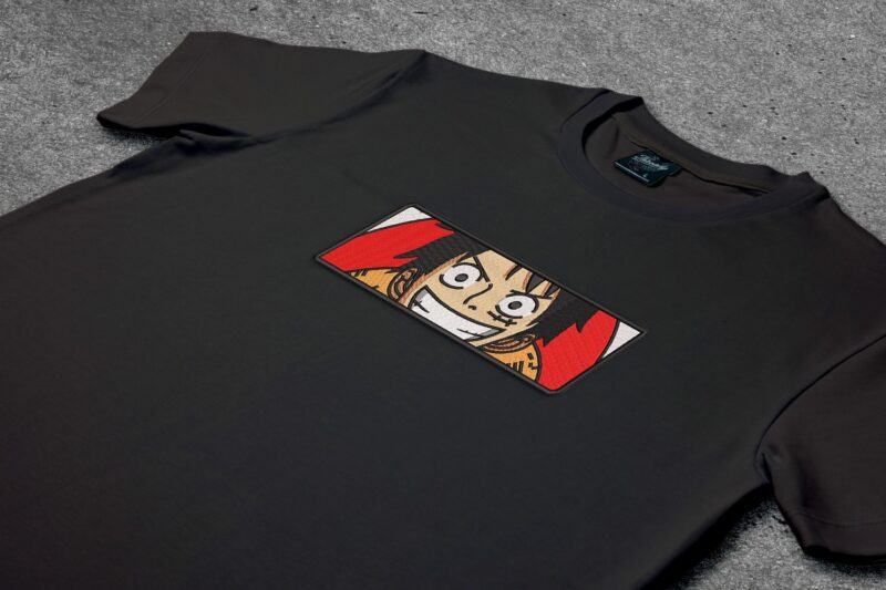 Crna majica sa vezom inspirisana One Piece anime serijalom, sa motivom Monkey D. Luffy