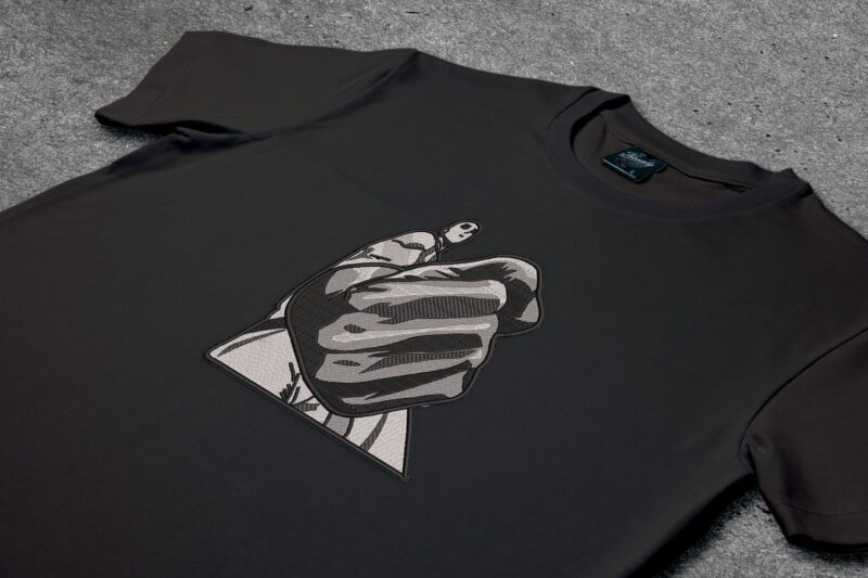crna majica sa vezom inspirisana One Punch Man anime serijalom, sa motivom Saitama Fist