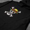 Crni duks sa vezom inspirisan One Piece anime serijalom, sa motivom veliki Straw Hats Jolly Roger