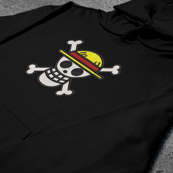Crni duks sa vezom inspirisan One Piece anime serijalom, sa motivom veliki Straw Hats Jolly Roger