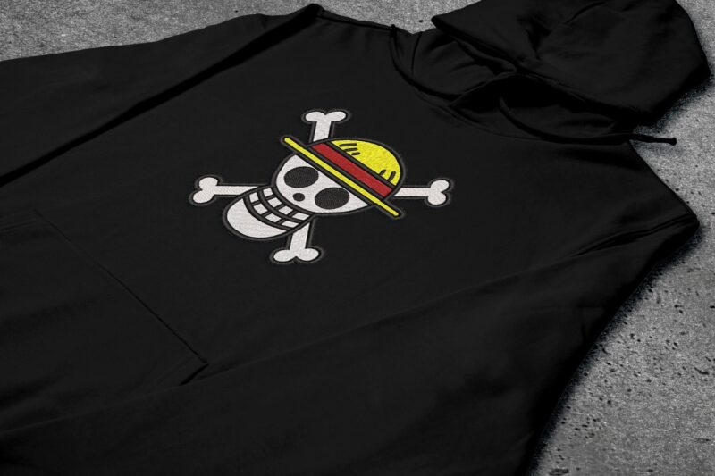 Crni duks sa vezom inspirisan One Piece anime serijalom, sa motivom veliki Straw Hats Jolly Roger