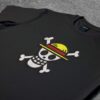 Crna majica sa vezom inspirisana One Piece anime serijalom, sa motivom veliki Straw Hats Jolly Roger