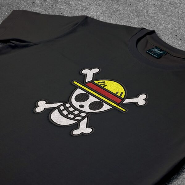 Crna majica sa vezom inspirisana One Piece anime serijalom, sa motivom veliki Straw Hats Jolly Roger