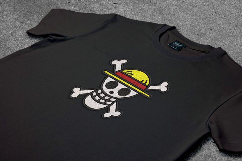 Crna majica sa vezom inspirisana One Piece anime serijalom, sa motivom veliki Straw Hats Jolly Roger