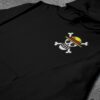 Crni duks sa vezom inspirisan One Piece anime serijalom, sa motivom mali Straw Hats Jolly Roger