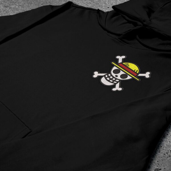 Crni duks sa vezom inspirisan One Piece anime serijalom, sa motivom mali Straw Hats Jolly Roger