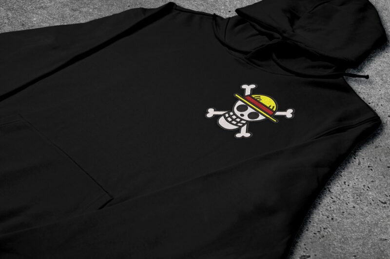 Crni duks sa vezom inspirisan One Piece anime serijalom, sa motivom mali Straw Hats Jolly Roger