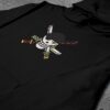 Crni duks sa vezom inspirisan One Piece anime serijalom, sa motivom veliki Zoro Jolly Roger