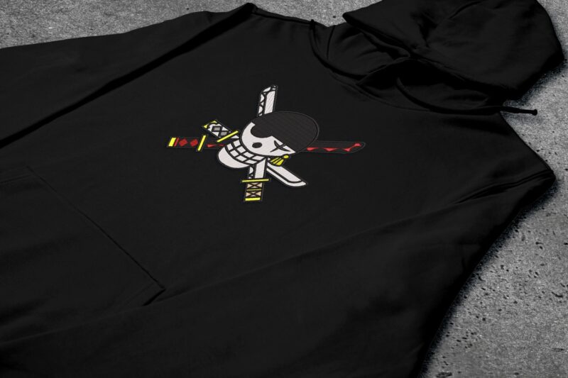 Crni duks sa vezom inspirisan One Piece anime serijalom, sa motivom veliki Zoro Jolly Roger