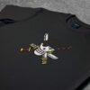Crna majica sa vezom inspirisana One Piece anime serijalom, sa motivom veliki Zoro Jolly Roger