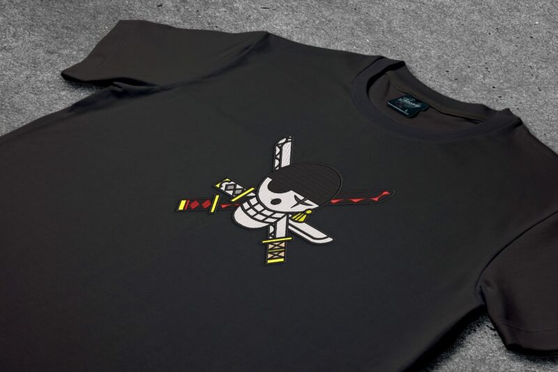 Crna majica sa vezom inspirisana One Piece anime serijalom, sa motivom veliki Zoro Jolly Roger
