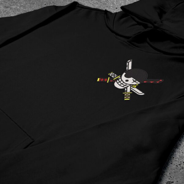 Crni duks sa vezom inspirisan One Piece anime serijalom, sa motivom mali Zoro Jolly Roger