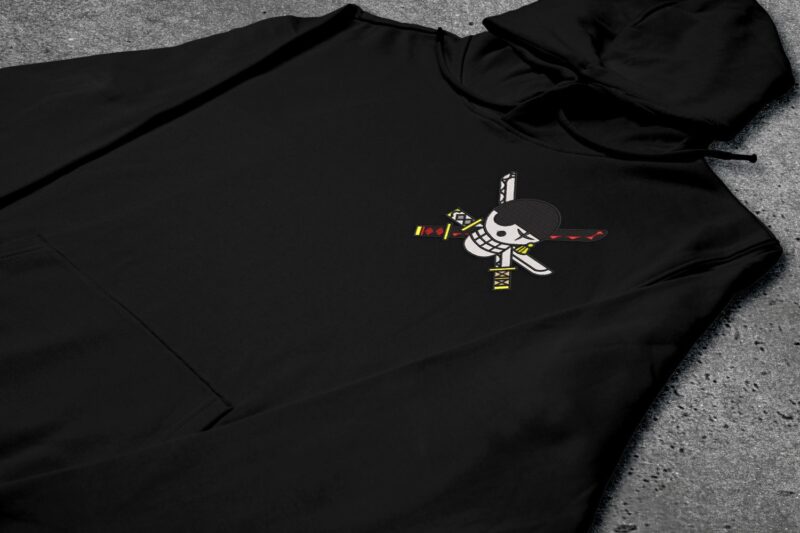 Crni duks sa vezom inspirisan One Piece anime serijalom, sa motivom mali Zoro Jolly Roger