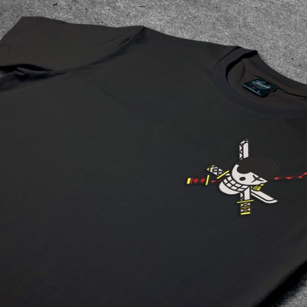 Crna majica sa vezom inspirisana One Piece anime serijalom, sa motivom mali Zoro Jolly Roger