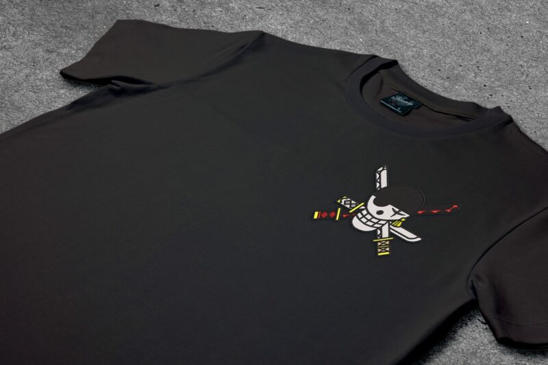 Crna majica sa vezom inspirisana One Piece anime serijalom, sa motivom mali Zoro Jolly Roger
