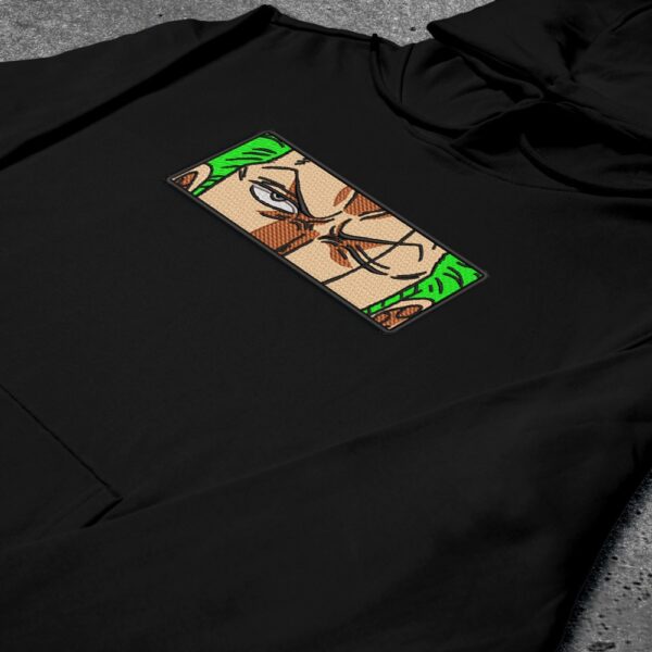 Crni duks sa vezom inspirisan One Piece anime serijalom, sa motivom Roronoa Zoro