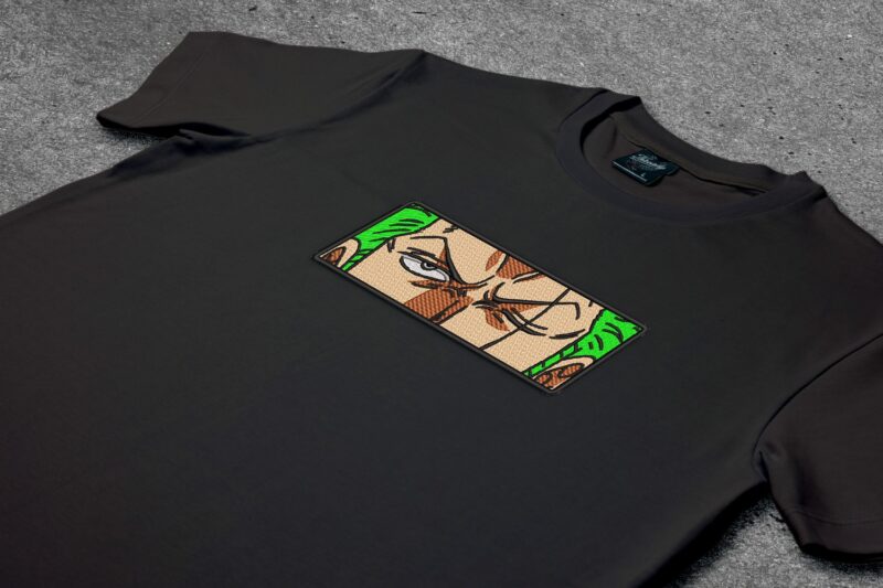 Crna majica sa vezom inspirisana One Piece anime serijalom, sa motivom Roronoa Zoro