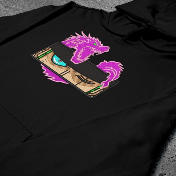 Crni duks sa vezom inspirisan One Piece anime serijalom, sa motivom Zoro Dragon