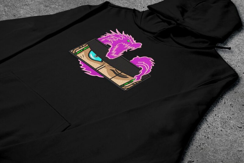 Crni duks sa vezom inspirisan One Piece anime serijalom, sa motivom Zoro Dragon